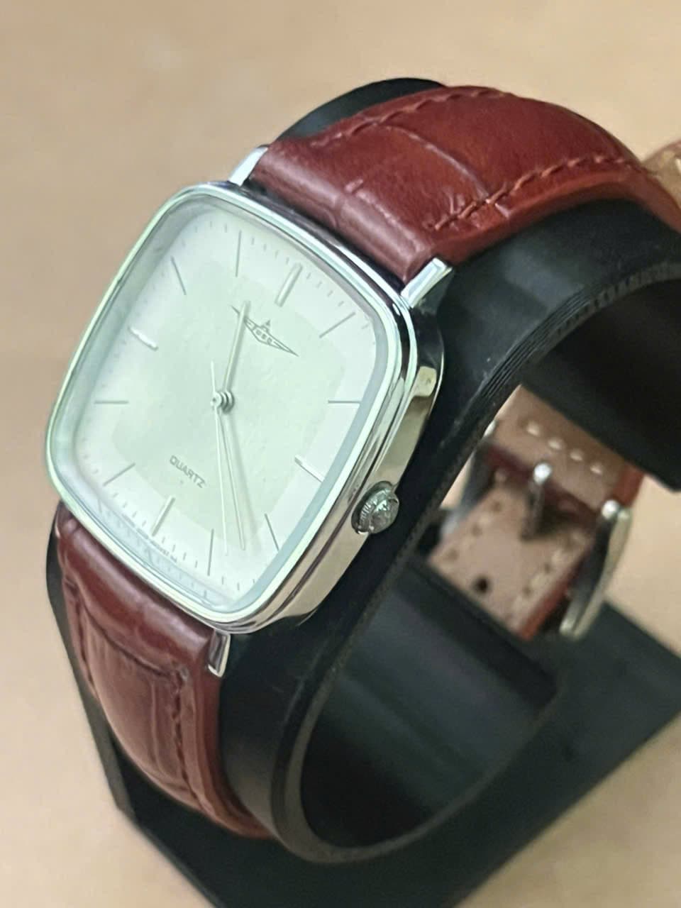 Đồng hồ dáng tank Vega